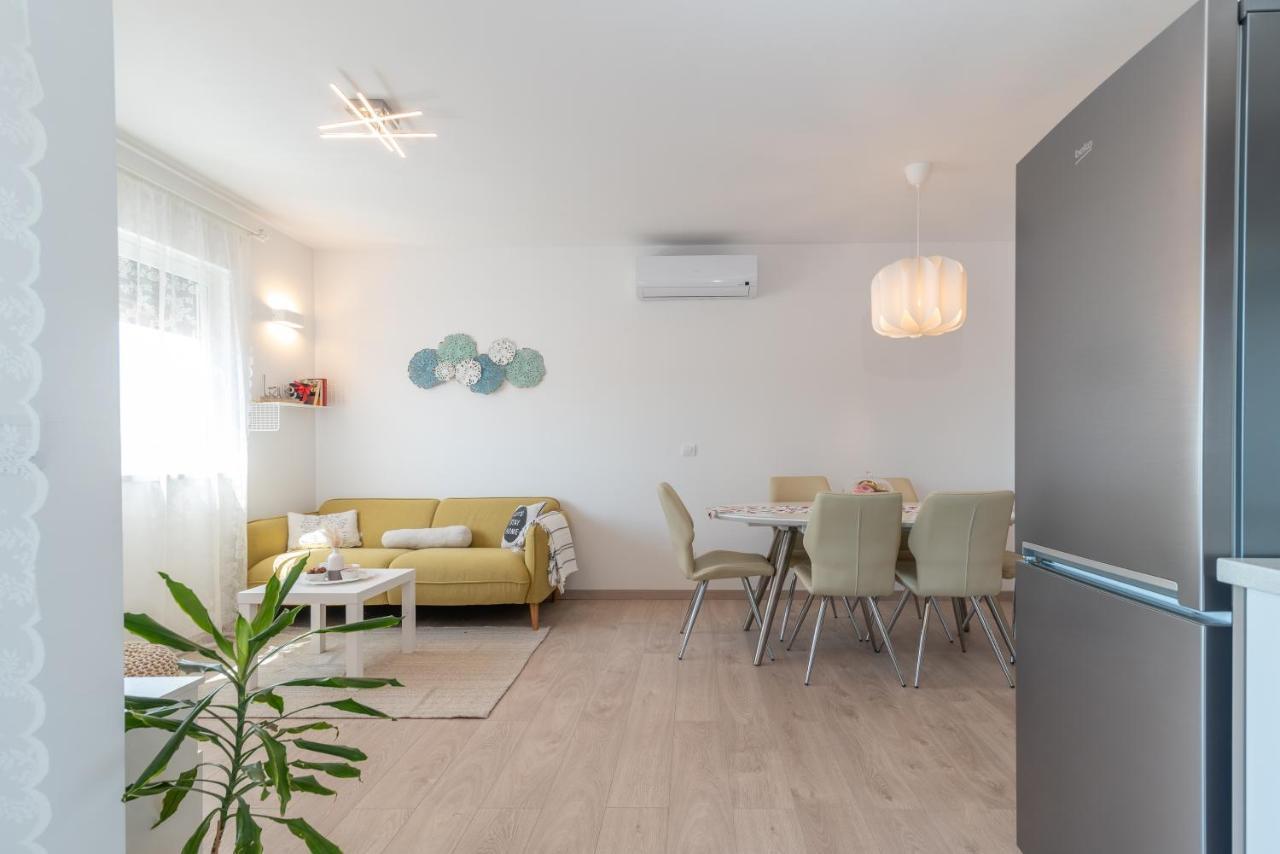 Апартаменты Apartman Lotos Трогир Экстерьер фото
